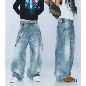 Cheap Monday Baggy jeans  - Säljer ett par baggy jeans i ljusblå denim med breda ben och stora fickor fram. Jeansen har en cool, tvättad look och markerade sömmar. Knappt använda köpt från weekday i modellen Dunno. Storlek 29/30