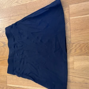 Kjol  - En kort tajt marinblå kjol 