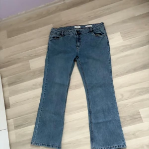 Blå bootcut jeans från Cotton On  - Säljer ett par blå bootcut jeans från Cotton On i klassisk denim. Modellen är lågmidjad med utsvängda ben och har detaljer på bakfickorna. Dessa är helt nya. 800kr ny pris. De är jätte stretchiga.