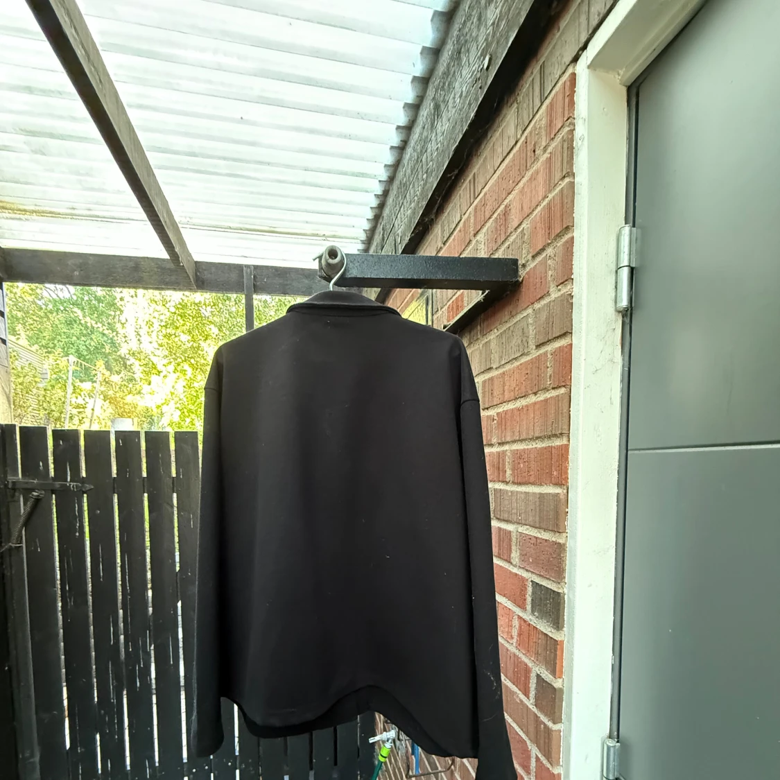 Höstjackan, svart, med två bröstfickor. - 2