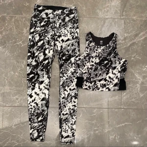 Träningsset - Träningsset, top + tights i nyskick från H&M. Inga skavanker eller fel, som ny!  Överdel (M funkar som S) + underdel (XS)