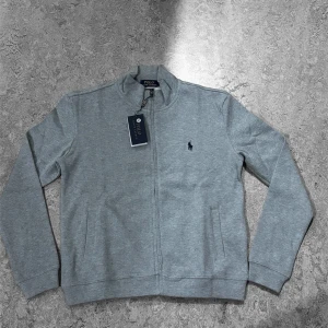 Ralph Lauren Kofta - En oanvänd, Stilig och Fräsch ralph lauren kofta, perfekt för kommande hösten. Storlek M, prislapp medföljer.