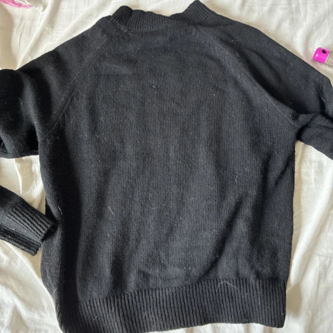 Svart stickad tröja med PARIS-tryck - 1