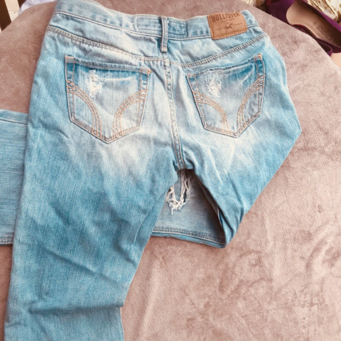 Lågmidjade slitna jeans från Hollister - 2