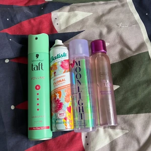 Moonlight Face Mist i lila flaska - Moonlight Face Mist i genomskinlig lila plastflaska med holografisk text. Ger en fräsch känsla och glow till huden. Perfekt att spraya över sminket för extra lyster. Enkel att ta med i väskan.