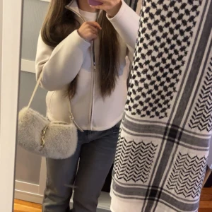 fluffig väska - super fin men kommer inte till användning 💕(cremevit)