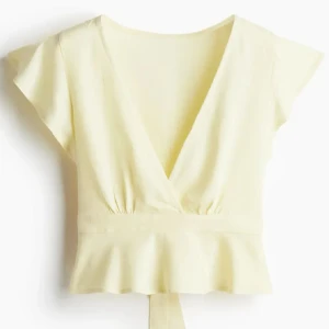 Ljusgul topp - Jättegullig ljusgul topp från hm, skriv för mer bilder