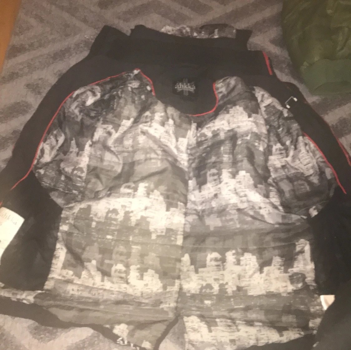 Svart parkasjacka från Áhkká med huva - 2