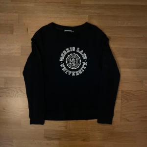 Morris sweatshirt Marinblå  - Fin Morris sweatshirt i storlek M unisex så sitter som S. Mycket bra skick. Skriv för fler frågor eller bilder🙏🏼🙏🏼