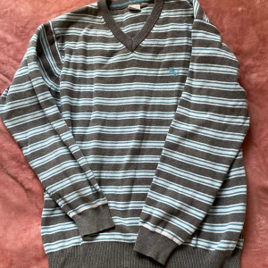 Tröja  - En stilig tröja som passar alla. Den är rätt så skön att ha en höstdag 🍁den passar också snyggt om man vill ha den lite oversized 🙏