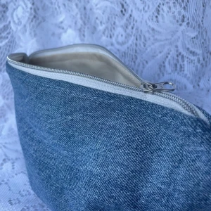 Ljusblå jeans necessär/väska - Ljusblå jeanstvätt med silvrig dragkedja✨🩵Mått: 16x12x7cm.                                                  Produkten är av helt återanvänd textil, för miljöns skull♻️                                                       Pris: 179kr +frakt