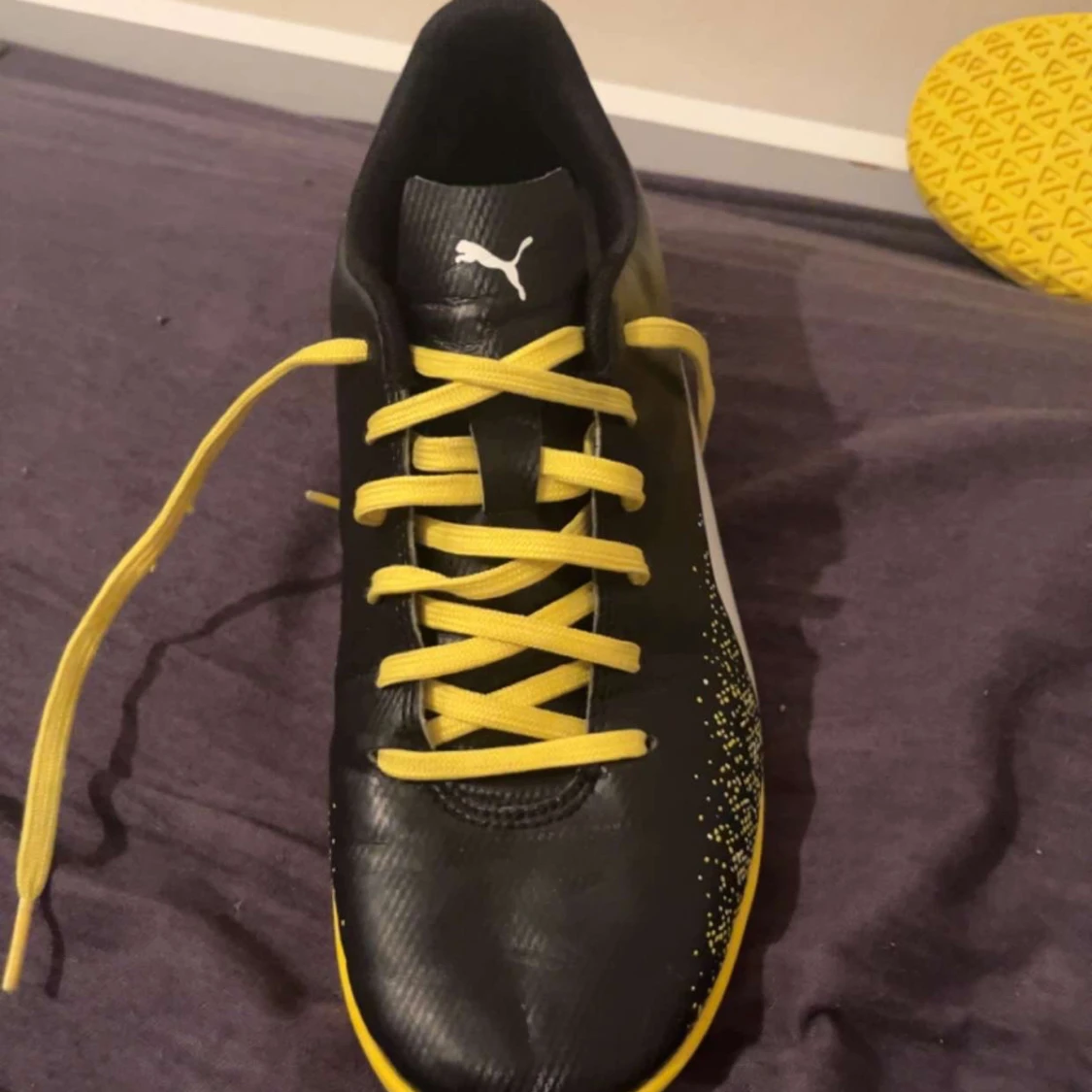 Svarta och gula Puma fotbollsskor - 1