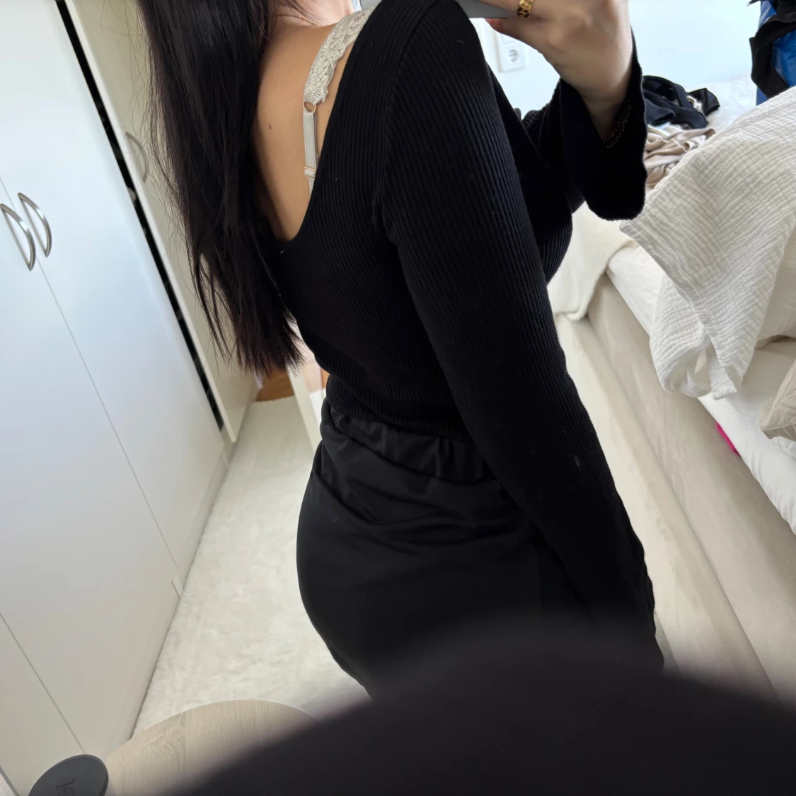 Svart ribbad tröja med halvt öppen rygg. S - 2