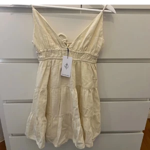 Miniklänning - Créme vit miniklänning från stradivarius. Klänningen är oanvänd med prislappen kvar!