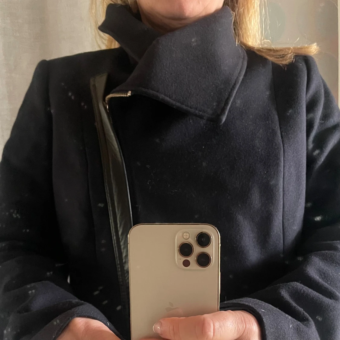 Svart ullkappa med sned dragkedja - 2