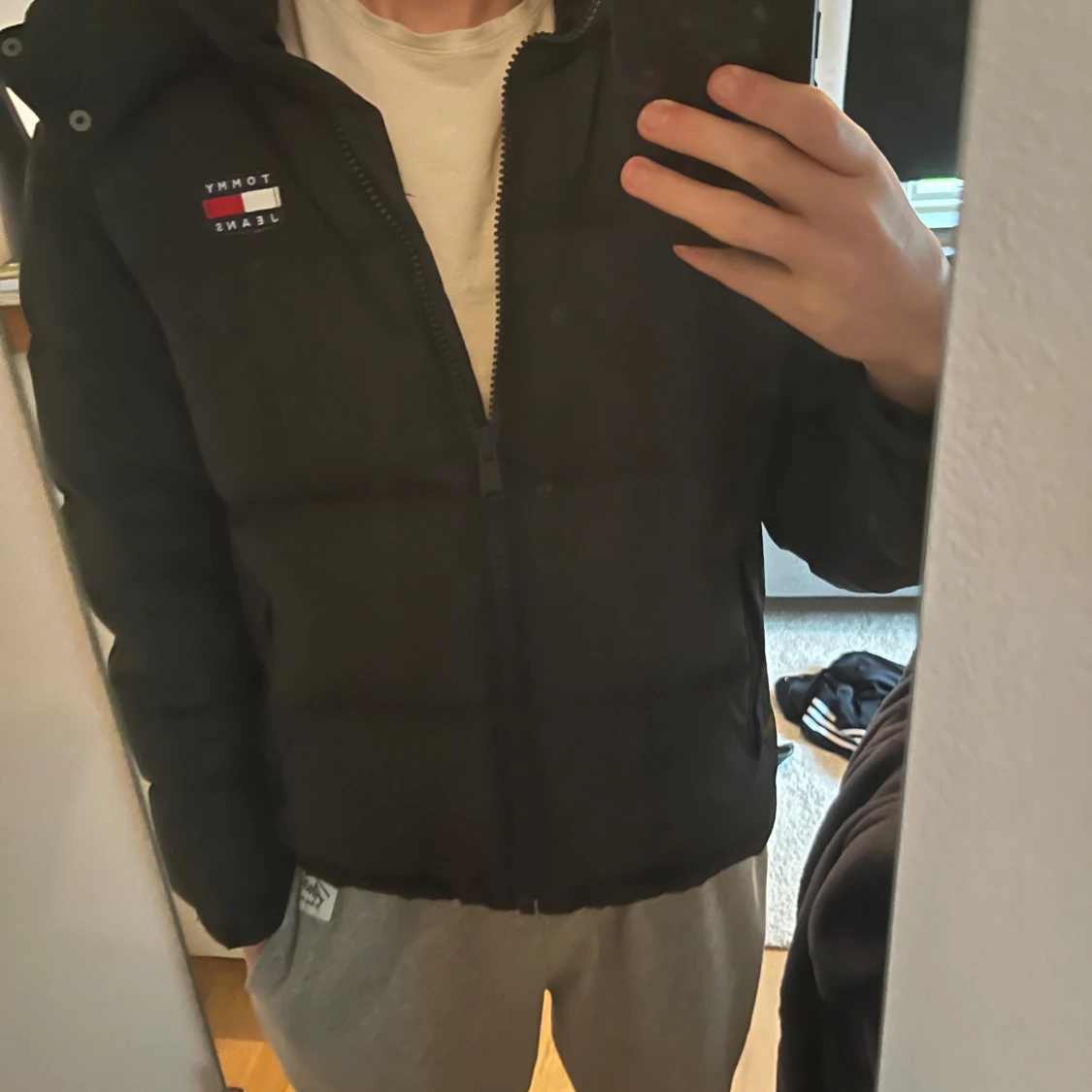 Svart pufferjacka från Tommy Jeans - 2