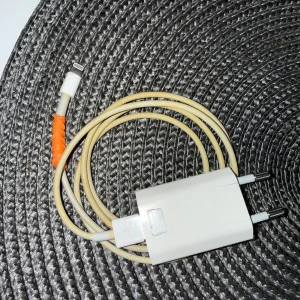 Apple Lightning-laddare med kabel - Original Apple Lightning-laddare med USB-adapter och kabel. Kabeln är gulnad av ålder. Fungerar för iPhone och iPad. Tecken på slitage, men fullt fungerande