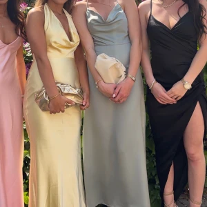 Grön/blå långklänning med tunna band - Säljer en elegant blå grön långklänning i satinliknande material. Klänningen har tunna axelband, draperad urringning och öppen rygg med snörning. Perfekt för dig som vill ha en stilren och trendig look till speciella tillfällen. Hade den en gång till nians bal, så i nyskick. Köpt för 800 på bubbleroom, säljer för 500🥰