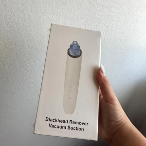 Blackhead Remover Vacuum Suction JM-09 - Ny och oöppnad Blackhead Remover Vacuum Suction JM-09. Effektiv portömning med vakuum och LED-blåljus. Laddningsbar, 950mAh batteri, passar ansikte och kropp. Levereras i originalförpackning, perfekt skick.