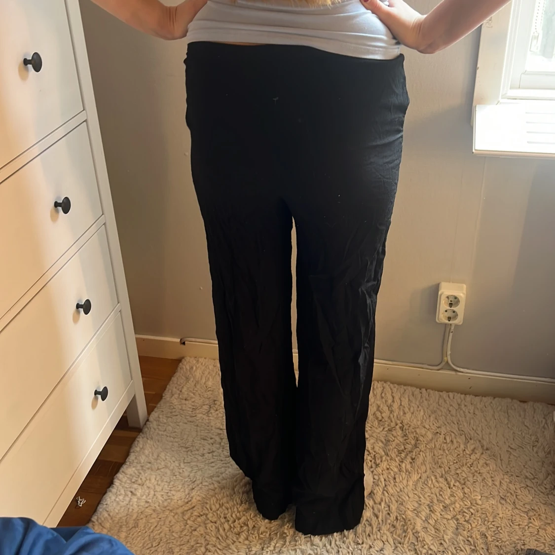 Svarta vida byxor från H&M - 1