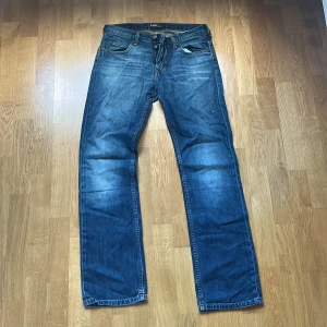 Lee jeans - As feta Lee jeans i w29 L32 sitter slim/straight nypris 1499 mitt pris 350 priset kan diskuteras vid snabb affär.