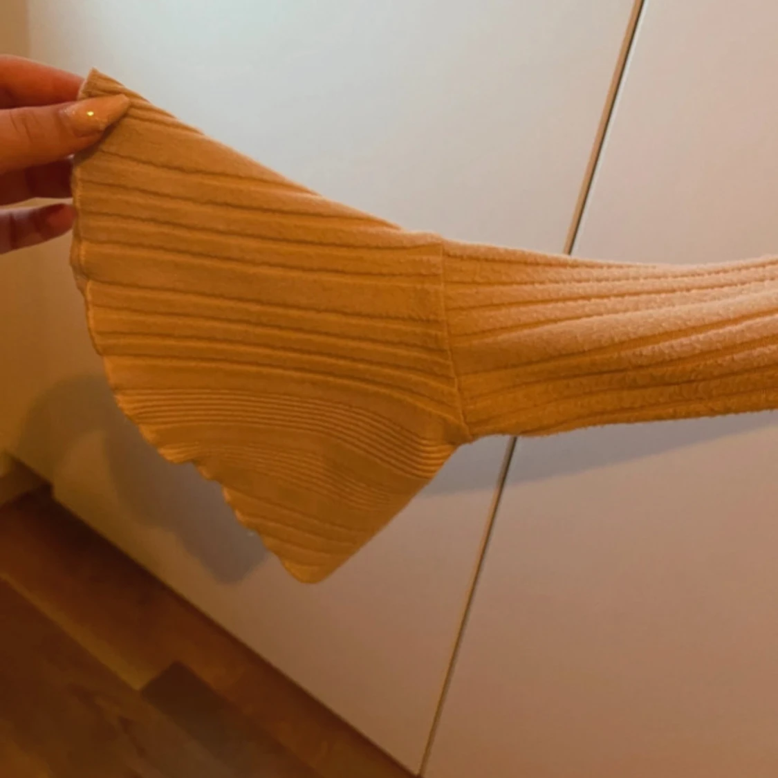 Beige ribbad topp med trumpetärm - 1