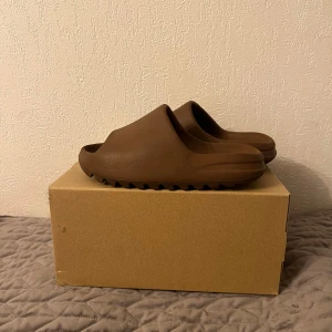 Yeezy Slide - Säljer dessa feta bruna Yeezy slide. De är de mjukaste och skönaste sandalerna på marknaden och de är också mest intill nya. Hör av er vid minsta funderingar och jag är öppen för prisförslag.