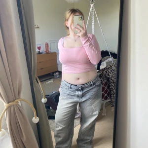 Rosa söt tröja  -  Nu säljer jag en rosa kort super söt tröja, jättestretchig och bekväm Strl M!