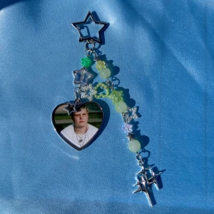 YUNG LEAN - FRENCH HOTEL - keychain - 1st Keychain med YUNG LEAN motiv. Alla SADBOYS beställningar kommer med foto + DRAINBABY sticker. Alla beställningar kommer med freebies