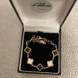 Guldpläterad armband  - Rostfrittstål, boxen ingår ej 🌸