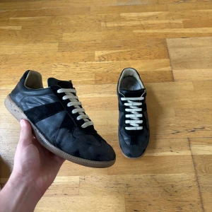 Maison margiela skor  - Säljer dessa svin snygga samt unika Maison marginal paint splatter🖤. Skorna är äkta och allt og ingår förutom kvitto. Skorna säljs inte längre därför gör de dom så unika samt med sin design. Cond: 8/10, med nya sko snören så kommer de se inprincip helt nya ut. Ställ gärna frågor vid nån fundering!!! 