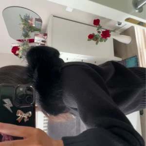 Svart jacka med stor pälshuva - Säljer en svart jacka med en riktigt stor och fluffig pälshuva. Jackan har en enkel och stilren design med ribbade muddar vid ärmsluten. Perfekt för dig som vill ha en mysig och snygg look under kalla dagar. Passande nu inför hösten och vintern! Tjockt material och tjock pälshuva! Köpt från Alessas hemsida och blev använd ungefär 3-5 gånger köpte den för 1800kr