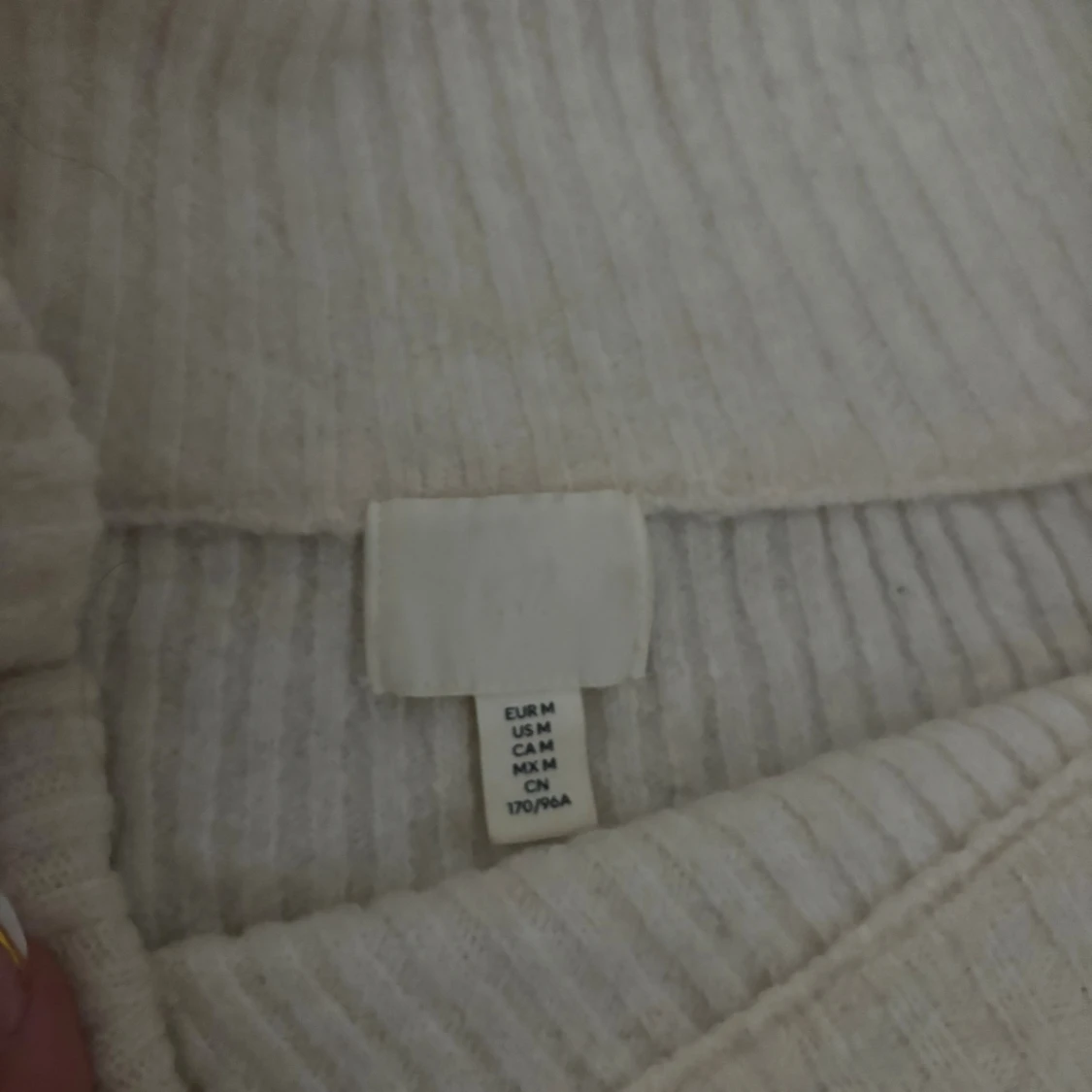 Vit ribbad polotröja i stickat material - 2