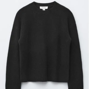 Snygg stickad  - Mysig svart stickad tröja från & Other Stories i storlek xs ! 