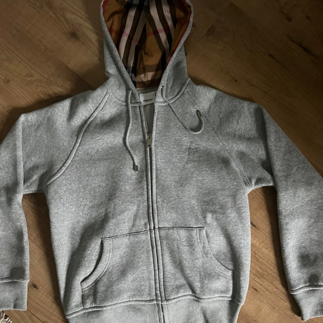 Grå hoodie från Burberry med dragkedja