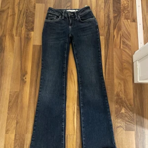 Mörkblå subdued jeans låg midja - Jättesnygga jeans från subdued i storlek XS💕 Köpte de här på plick men tyvärr var byxorna för små⭐️ Andra bilden är lånad från förra säljaren!   Skriv för mått eller andra frågor 