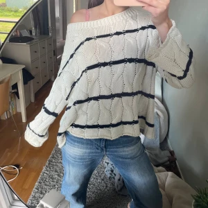 Randig stickad tröja - Säljer denna skit snygga stickade tröja då den inte kommer till använding. Den är rankad med marinblåa ränder. 