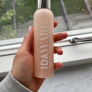 IDA WARG Vanilla Fudge Hair Mist - Fräsch hårmist från IDA WARG med doft av vanilla fudge. Kommer i en stilren, ljusbeige plastflaska med silvrigt lock. Perfekt för att ge håret en söt och fräsch känsla. 100% vegansk och passar dig som vill ha en lätt hårparfym med god doft. Har andlöst ca en fjärdedel av den. Kostade 200 kr när jag köpte den säljer för 80 kr