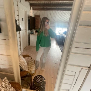 Grön stickad tröja från H&M XS-S - Snygg grön stickad tröja från H&M i storlek XS funkar fint på en S också. Tröjan har en loose passform och långa ärmar, perfekt för dig som gillar en chill och avslappnad stil. Materialet är stickat och färgen är klar grön, perfekt till nu till hösten ❤️❤️