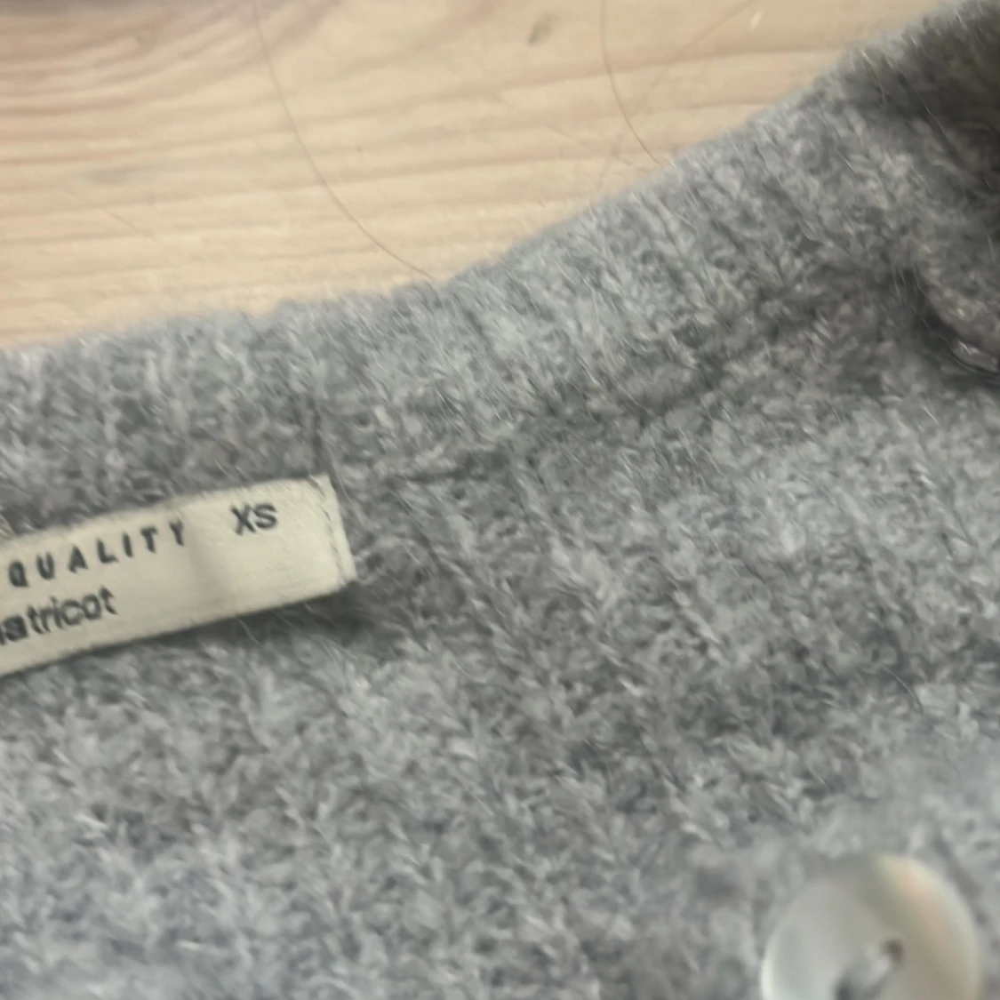 Grå stickad kofta från Gina Tricot - 3
