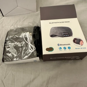 Bluetooth Sleep Mask BT-03S sovmask  - Bluetooth Sleep Mask från Enjoying, modell BT-03S. Perfekt för resor, yoga eller vila. Inbyggda trådlösa hörlurar för musik, samtal och avkoppling. Mjuk och bekväm design. Produkten är ny i förpackning och inkluderar laddkabel.