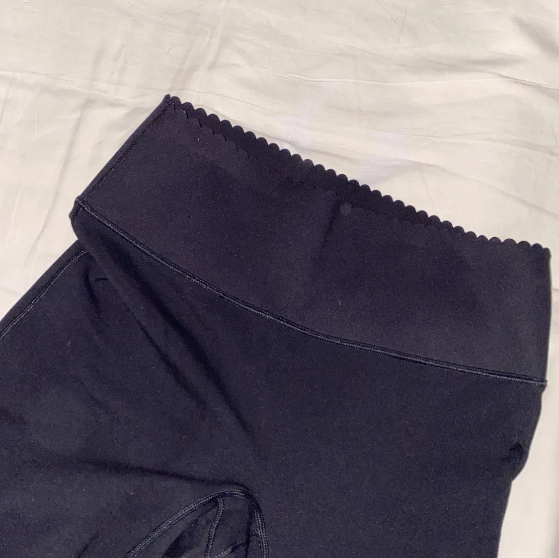 Svarta utsvängda yogaleggings H&M Move - 2