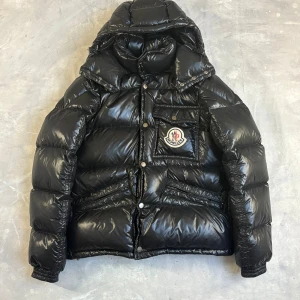 Moncler K2 Svart - Moncler k2 svart, perfekt skick utöver att cartoon har lossnat. Storlek 3 sitter som Medium. DM vid intresse! 