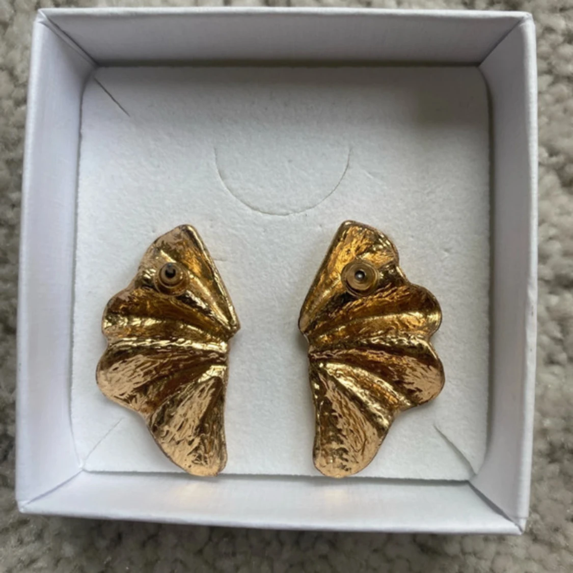 Guldiga vågformade örhängen - 1