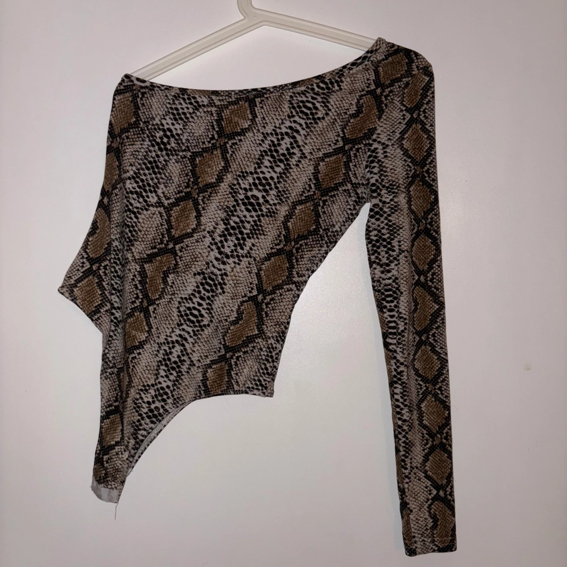 Oneshoulder topp med ormmönster - 2