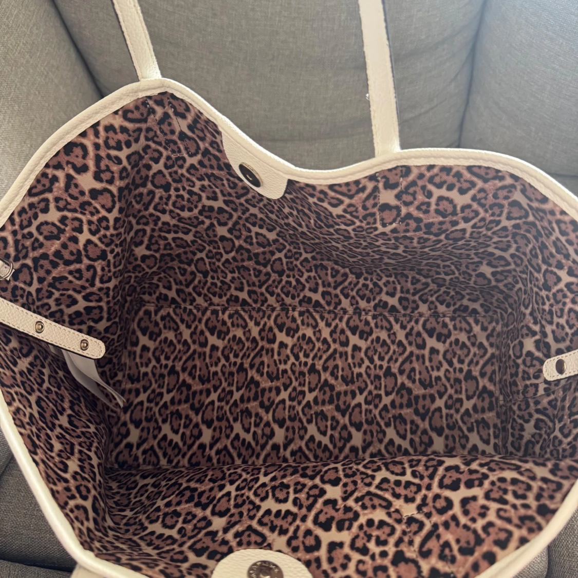 Brun shoppingväska från Guess med leopardfoder - 1