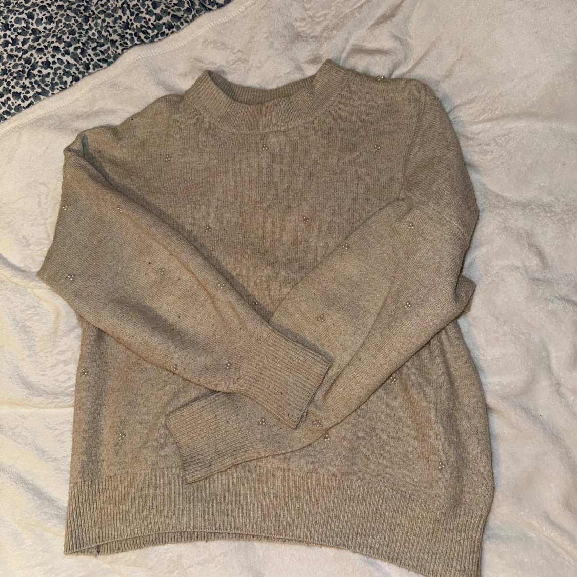 Beige stickad tröja med pärlor - 1