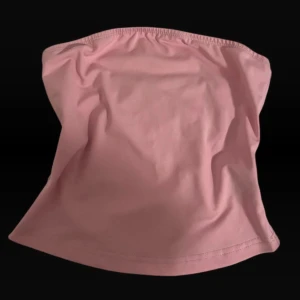 Ljusrosa bandeau tubtopp, storlek xs - Säljer en enkel och stilren ljusrosa bandeau tubtopp. Toppen är ärmlös och har en elastisk kant upptill. Storlek xs, perfekt skick, inga defekter. Bud tas emot. Skickar inom 1-2 dagar