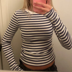 Randig långärmad tröja - Långärmad randig tröja från hm. Aldrig använd. Den är i storlek xs men är väldigt stretchig så skulle säga att den även passar som storlek S och M.🥰