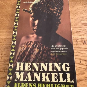 Bok Eldens hemlighet Henning Mankell - En stark och gripande ungdomsroman om Sofia, som överlevde en tragedi i Moçambique. Boken är lyrisk och berör livets stora frågor, skriven för både unga och vuxna. Perfekt för dig som vill läsa något som verkligen berör och inspirerar.